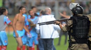 Αστυνομικοι σημαδεψαν με οπλα τους παικτες της Άρσεναλ Σαραντι!