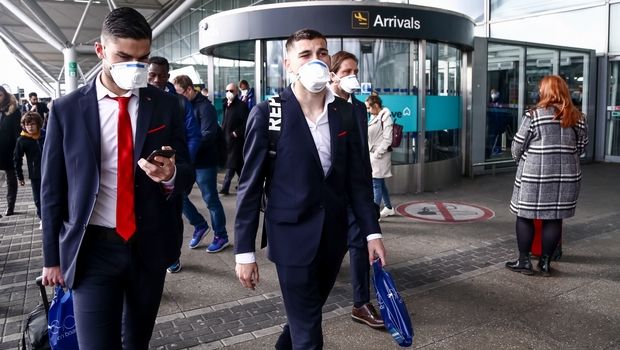 Κορονοϊός: Με μάσκες στο Λονδίνο οι παίκτες του Ολυμπιακού (pics)