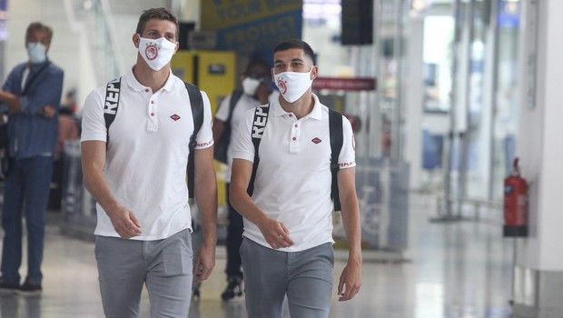 Ολυμπιακός: Αναχώρησαν για Θεσσαλονίκη με μάσκες (pics)