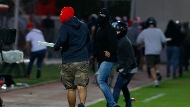 Ολυμπιακός &#8211; Μπάγερν Κ19: Εισβολή κουκουλοφόρων (!) και διακοπή του ματς! (photos)