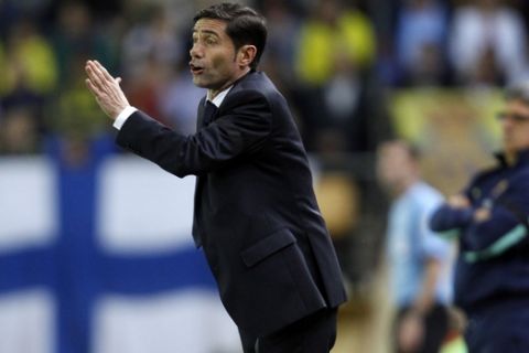 Villarreal's coach Marcelino Garcia Toral from Spain gestures to players during a Spanish La Liga soccer match against Barcelona at the Madrigal stadium in Villarreal, Spain, on Sunday, April 27, 2014. (AP Photo/Alberto Saiz)