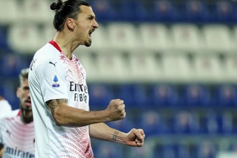 Ο Ζλάταν Ιμπραχίμοβιτς πανηγυρίζει γκολ του κόντρα στην Κάλιαρι με τη φανέλα της Μίλαν σε αγώνα της Serie A