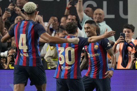 Οι παίκτες της Μπαρτσελόνα πανηγυρίζουν γκολ του Ραφίνια κόντρα στην Ρεάλ σε φιλικό ματς | 23 Ιουλίου 2022