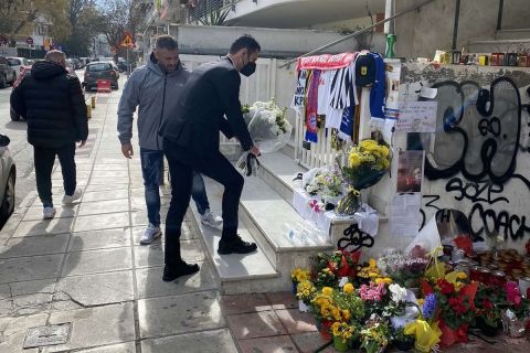 Ο διευθυντής του ποδοσφαιρικού τμήματος του ΠΑΟΚ, Χρήστος Καρυπίδης, καταθέτει λουλούδια στο σημείο της δολοφονίας του Άλκη Καμπανού