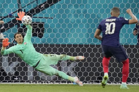 Euro 2020, Γαλλία - Ελβετία: Η σπουδαία επέμβαση του Ζόμερ στο καθοριστικό πέναλτι του Εμπαπέ 