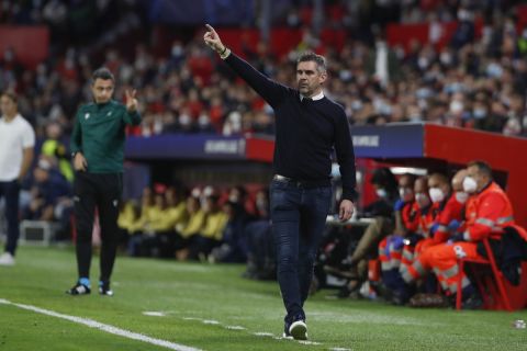 Lille's head coach Jocelyn Gourvennec gives instructions from the side line during the Champions League group G soccer match between Sevilla and Lille at the Ramon Sanchez Pizjuan stadium in Seville, Spain, Tuesday, Nov. 2, 2021. (AP Photo/Angel Fernandez)