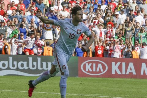 Ο Γκρέγκορζ Κριχόβιακ πανηγυρίζει το γκολ του στην Ελβετία με την Πολωνία για το Euro 2016.