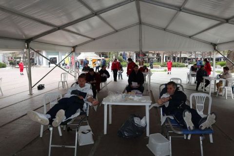 Κορονοϊός: Αντιπροσωπεία παικτών της ΚΑΕ Λάρισα συμμετείχε σε εθελοντική αιμοδοσία
