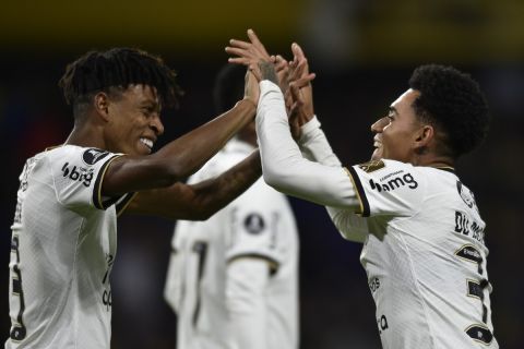 Οι Ντου Κεϊρόζ και ο Ρόμπσον Μπαμπού πανηγυρίζουν γκολ της Κορίνθιανς κόντρα στην Μπόκα Τζούνιορς στο Copa Libertadores