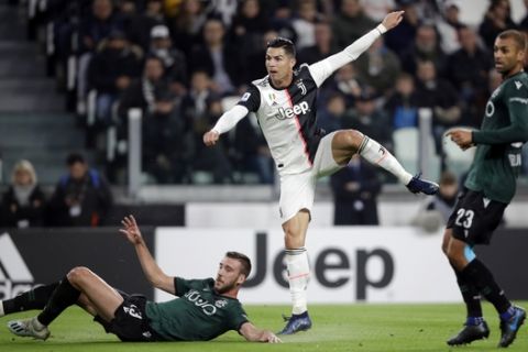 Juventus' Cristiano Ronaldo scores the opening goal during a Serie A soccer match between Juventus and Bologna, at the Allianz stadium in Turin, Italy, Saturday, Oct.19, 2019. (AP Photo/Luca Bruno)