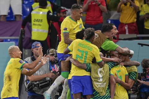 Οι παίκτες της Βραζιλίας πανηγυρίζουν το γκολ του Κασεμίρο