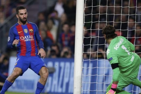 Barcelona's Arda Turan, left, scores his side's 4th goal with a personal hat trick during the Champions League, Group C, soccer match between FC Barcelona and Borussia Moenchengladbach at the Camp Nou stadium in Barcelona, Spain, Tuesday Dec. 6, 2016. (AP Photo/Manu Fernandez)