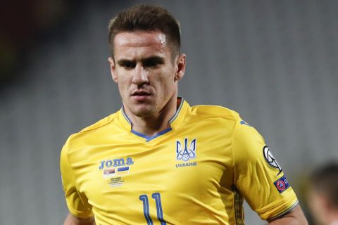 Ο Αρτέμ Μπεσεντίν πανηγυρίζει γκολ του με τη φανέλα της Ουκρανίας κόντρα στη Σερβία