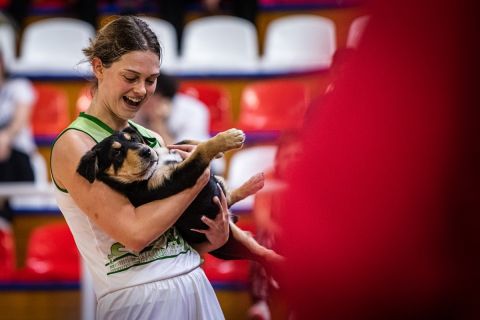 Υπέροχο "ντου" από κουτάβι σε αγώνα της EuroLeague Women