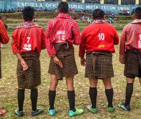 Γιατί οι Maya ποδοσφαιριστές φορούν φούστες;