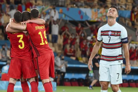 Οι παίκτες του Βελγίου πανηγυρίζουν την πρόκριση στους "8" του Euro 2020