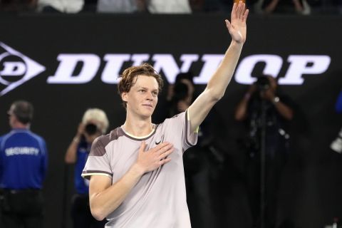 Ο Γιανίκ Σίνερ πανηγυρίζει για την κατάκτηση του Australian Open μετά από την επικράτησή του στον τελικό επί του Ντανιίλ Μεντβέντεφ | 28 Ιανουαρίου 2024