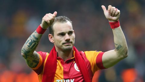 ISTANBUL, TURKEY - APRIL 09:  Wesley Sneijder of Galatasaray AS applauds their supporters after the UEFA Champions League Quarter Final match between Galatasaray AS and Real Madrid at the Turk Telekom Arena on April 9, 2013 in Istanbul, Turkey.  (Photo by Alex Livesey/Getty Images)