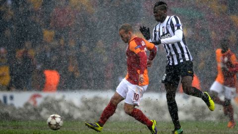 Galatasaray's Wesley Sneijder (L) fights for the ball with Juventus' Paul Pogba (R) during their UEFA Champions League group B football match on December 11, 2013, at Turk Telekom Arena in Istanbul. AFP PHOTO/BULENT KILIC        (Photo credit should read BULENT KILIC/AFP/Getty Images)