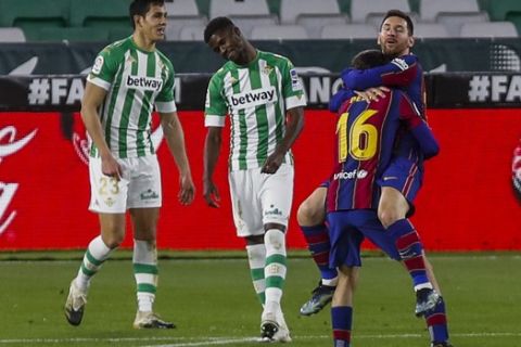 Ο Λιονέλ Μέσι πανηγυρίζει γκολ του με τη φανέλα της Μπαρτσελόνα κόντρα στην Μπέτις σε αγώνα της La Liga