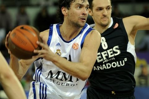 Real Madrid's guard Sergio Llull (L) vies with Efes Pilsen's Serbian guard Igor Rakocevic (R) during the Euroleague basketball match Real Madrid vs Efes Pilsen on February 3, 2011 at the Caja Magica hall in Madrid.    AFP PHOTO/ PEDRO ARMESTRE (Photo credit should read PEDRO ARMESTRE/AFP/Getty Images)