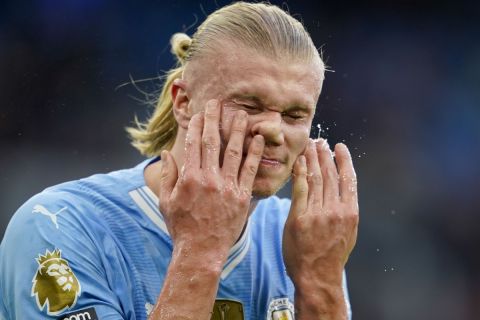Manchester City's Erling Haaland refreshes himself during the English Premier League soccer match between Manchester City and Arsenal at the Etihad stadium in Manchester, England, Sunday, March 31, 2024. (AP Photo/Dave Thompson)