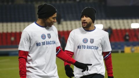 Παρί - Μπασακσεχίρ: Παίκτες, προπονητές και διαιτητές με μπλούζες "Όχι στο ρατσισμό"
