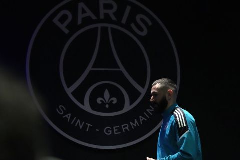 Ο άσος της Ρεάλ, Καρίμ Μπενζεμά κατευθύνεται στην αίθουσα Τύπου του Παρκ ντε Πρενς πριν το ματς με την Παρί Σεν Ζερμέν για τους «16» του Champions League.