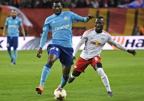 Marseille's Andre Zambo Anguissa, left, and Leipzig's Naby Keita challenge for the ball during the Europa League quarterfinal soccer match between RB Leipzig and Olympique Marseille in Leipzig, Germany, Thursday, April 5, 2018. (AP Photo/Jens Meyer)