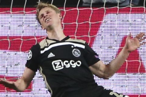 Ajax's Frenkie de Jong gestures in frustration after missing a chance to tip the ball into the goal during the Champions League group E soccer match between Benfica and Ajax at the Luz stadium in Lisbon, Wednesday, Nov. 7, 2018. (AP Photo/Armando Franca)