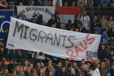 Ρατσιστικό πανό κατά των μεταναστών στο Στρασμπούρ-Κολμάρ