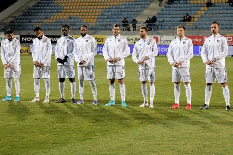 Οι παίκτες του Ιωνικού σχηματίζουν το "Άλφα" για να τιμήσουν τη μνήμη του Άλκη πριν το ματς με τον Αστέρα | 13 Φεβρουαρίου 2022
