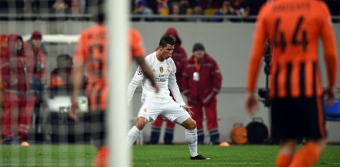 Real Madrid's Portuguese forward Cristiano Ronaldo (C) celebrates after scoring during the UEFA Champions League group A football match between Shakhtar Donetsk and Real Madrid in Lviv on November 25, 2015.  AFP PHOTO / JANEK SKARZYNSKI / AFP / JANEK SKARZYNSKI        (Photo credit should read JANEK SKARZYNSKI/AFP/Getty Images)