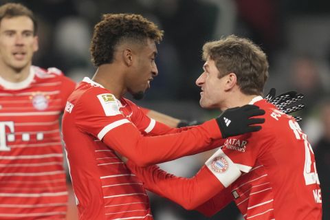Ο Κινγκσλέ Κομάν της Μπάγερν πανηγυρίζει με τον Τόμας Μίλερ γκολ που σημείωσε κόντρα στη Βόλφσμπουργκ για την Bundesliga 2022-2023 στη "Φόλκσβαγκεν Αρένα", Βόλφσμπουργκ | Κυριακή 5 Φεβρουαρίου 2023