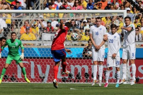 BELO HORIZONTE, BRAZIL - JUNE 24: Phil Jones, Adam Lallana and Frank Lampard of England make a wall as Celso Borges of Costa Rica shots a free kick during the 2014 FIFA World Cup Brazil Group D match between Costa Rica and England at Estadio Mineirao on June 24, 2014 in Belo Horizonte, Brazil. (Photo by Jean Catuffe/Getty Images)