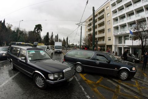 ΑΘΗΝΑ--Ιδιοκτήτες γραφείων τελετών πήραν τις νεκροφόρες τους και βγήκαν στους δρόμους της Αθήνας για να διαμαρτυρηθούν, καθώς η κυβέρνηση αποφάσισε να χαρακτηρίσει τα αυτοκίνητά τους ιδιωτικά, εγκαταλείποντας τον όρο επαγγελματικά,Πέμπτη 22 Δεκεμβρίου 2011 (EUROKINISSI-ΤΑΤΙΑΝΑ ΜΠΟΛΑΡΗ)