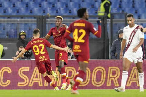 Ο Τάμι Έιμπραχαμ πανηγυρίζει γκολ με τη φανέλα της Ρόμα κόντρα στην Τορίνο για την Serie A | 28 Νοεμβρίου 2021