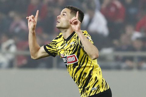 Ο Γκατσίνοβιτς πανηγυρίζει το 1-0 της ΑΕΚ επί του Ολυμπιακού
