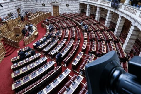 Συζήτηση και ψήφιση επί της αρχής, των άρθρων και του συνόλου των σχεδίων νόμων του Υπουργείου Υποδομών και Μεταφορών 1. "Κύρωση του Μνημονίου Κατανόησης μεταξύ του Υπουργείου Υποδομών και Μεταφορών της Ελληνικής Δημοκρατίας και του Υπουργείου Εσωτερικών των Ηνωμένων Αραβικών Εμιράτων για την Αμοιβαία Αναγνώριση και Ανταλλαγή Αδειών Οδήγησης". 2. "Κύρωση της Συμφωνίας μεταξύ της Ελληνικής Δημοκρατίας και της Δημοκρατίας της Αλβανίας για την αμοιβαία αναγνώριση των αδειών οδήγησης". 3. "Κύρωση του Μνημονίου Κατανόησης μεταξύ του Υπουργείου Υποδομών και Μεταφορών της Ελληνικής Δημοκρατίας και της Ομοσπονδιακής Αρχής για τις Χερσαίες και Θαλάσσιες Μεταφορές των Ηνωμένων Αραβικών Εμιράτων για τις Διεθνείς Οδικές Μεταφορές Εμπορευμάτων και Επιβατών", την Τετάρτη 29 Ιανουαρίου 2020.
(EUROKINISSI/ΓΙΩΡΓΟΣ ΚΟΝΤΑΡΙΝΗΣ)