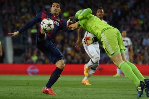BARCELONA, SPAIN - MAY 06:  Luis Suarez of Barcelona and Manuel Neuer of Bayern Muenchen compete for the ball during the UEFA Champions League Semi Final, first leg match between FC Barcelona and FC Bayern Muenchen at Camp Nou on May 6, 2015 in Barcelona, Spain.  (Photo by Matthias Hangst/Bongarts/Getty Images)