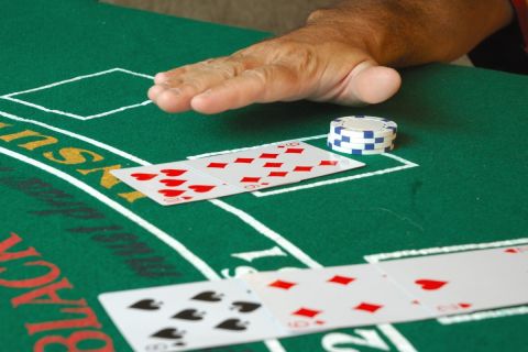 Μάρκες και χαρτιά σε τραπέζι blackjack