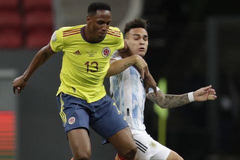 Μονομαχία των Γέρι Μίνα και Λαουτάρο Μαρτίνες σε ματς του Copa America μεταξύ Κολομβίας και Αργεντινής | 6 Ιουλίου 2021