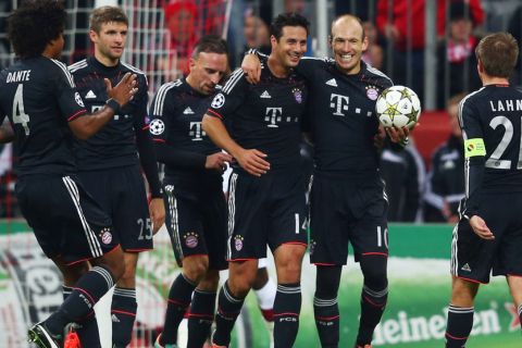 MUNICH, GERMANY - NOVEMBER 07: Claudio Pizarro (3R) of Muenchen celebrates his team's fifth goal with team mates Dante, Thomas Mueller, Franck Ribery, Arjen Robben and Philipp Lahm (L-R) during the UEFA Champions League group F match between FC Bayern Muenchen and LOSC Lille at Allianz Arena on November 7, 2012 in Munich, Germany.  (Photo by Alex Grimm/Bongarts/Getty Images)