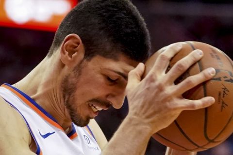 New York Knicks center Enes Kanter (00) shows his frustration in the first half of an NBA basketball game, Sunday, March 25, 2018, in Washington. (AP Photo/Andrew Harnik)