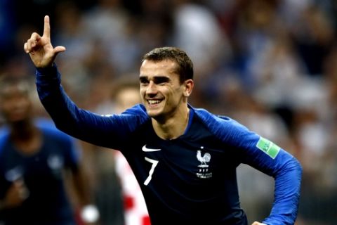 France's Antoine Griezmann, right, celebrates after scoring a penalty kick during the final match between France and Croatia at the 2018 soccer World Cup in the Luzhniki Stadium in Moscow, Russia, Sunday, July 15, 2018. (AP Photo/Matthias Schrader)