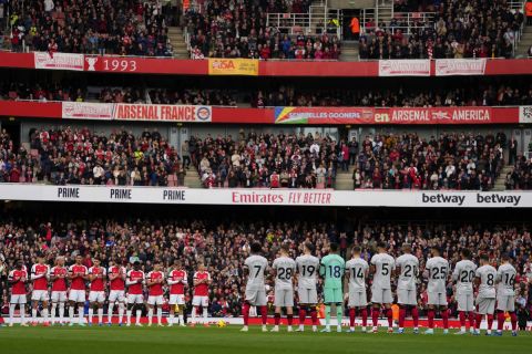 Arsenal and Sheffield United players stand together in honor of late English soccer legend Bobby Charlton before the English Premier League soccer match between Arsenal and Sheffield United at Emirates Stadium in London, Saturday, Oct. 28, 2023.(AP Photo/Kirsty Wigglesworth)