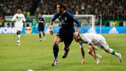 "Real Madrid's Welsh forward Gareth Bale (C) gets away from Wolfsburg's Portuguese striker Vieirinha (R) with the ball during the UEFA Champions League quarter-final, first-leg football match between VfL Wolfsburg and Real Madrid on April 6, 2016 in Wolfsburg, northern Germany.  / AFP / ODD ANDERSEN        (Photo credit should read ODD ANDERSEN/AFP/Getty Images)"