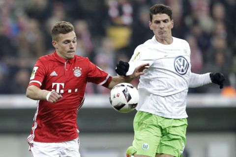 Ο Τζόσουα Κίμιχ και ο Μάριο Γκόμεζ στην αναμέτρηση της Μπάγερν με τη Βόλφσμπουργκ για την Bundesliga.