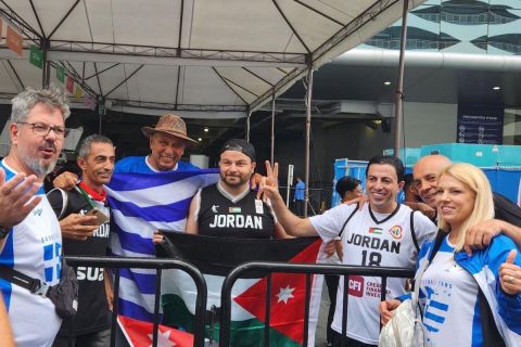 Οι Πελαργοί αγκαλιασμένοι με τους Ιορδανούς - Αντίπαλοι εκτός παρκέ, φίλοι έξω από αυτό