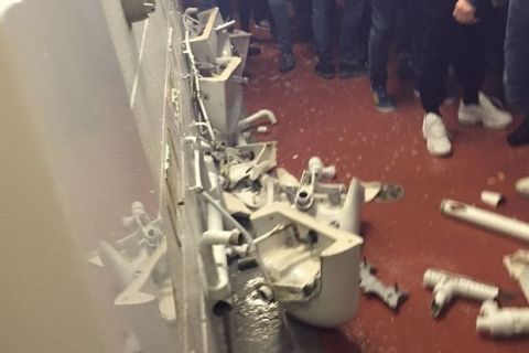 Οι οπαδοί της Σίτι κατέστρεψαν τις τουαλέτες στο Ολντ Τράφορντ